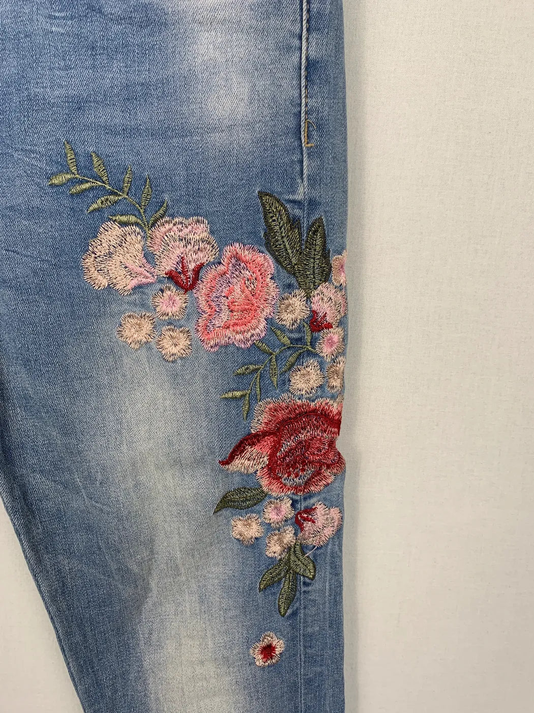 Jewelly broderade ljusblå jeans i denim