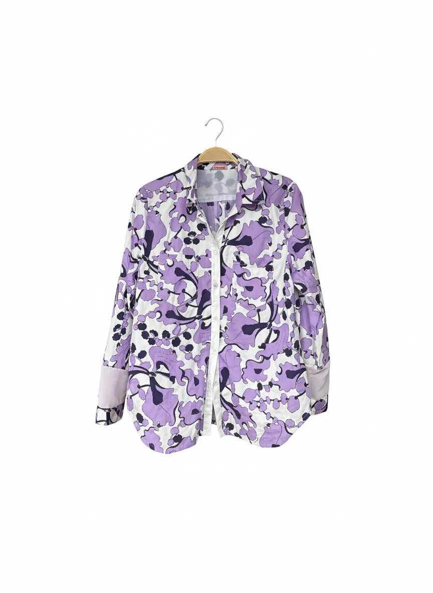 Mönstrad lila blus med blommor