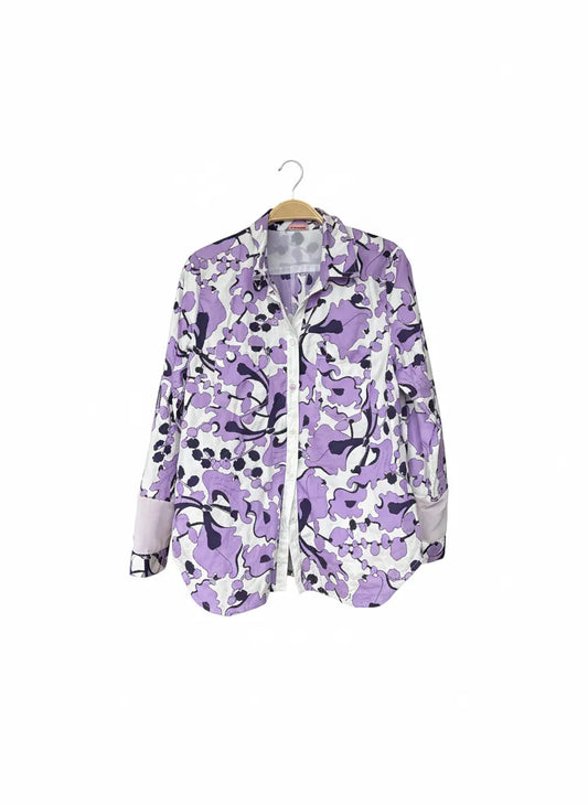 Mönstrad lila blus med blommor