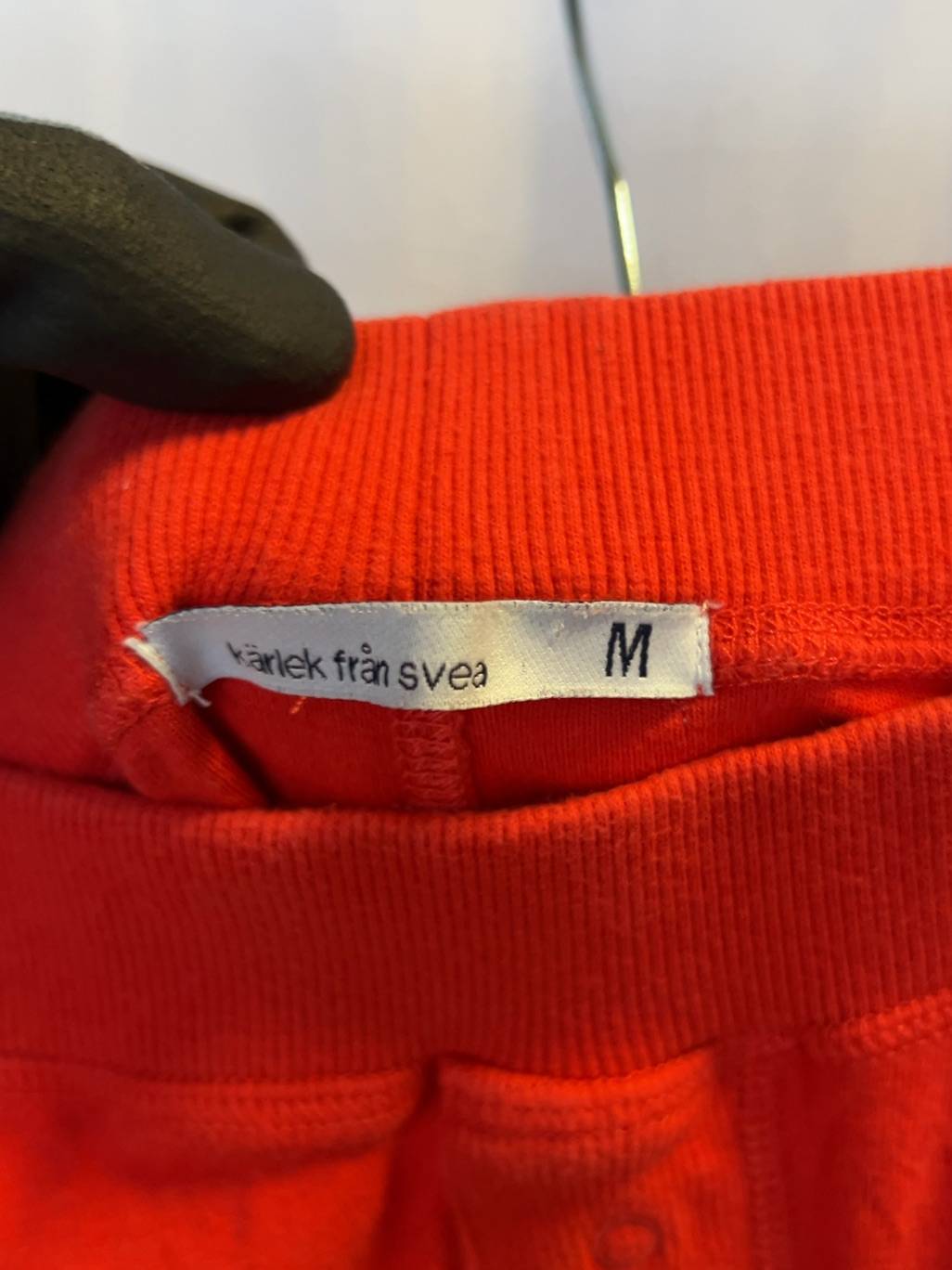 Svea röda leggings med knappdetalj