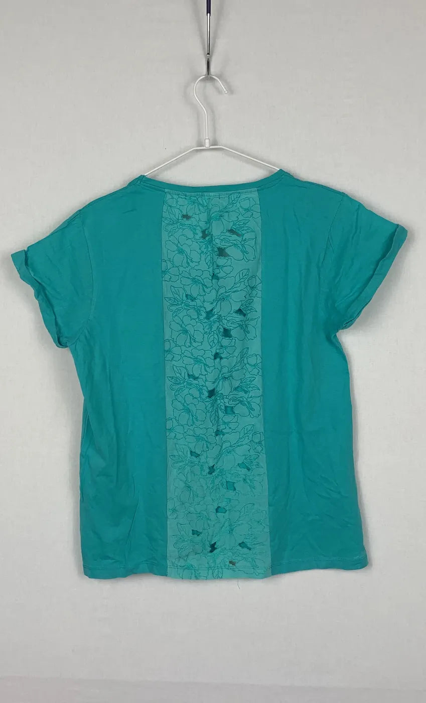 Teal t-shirt med blommig spetsdetalj bak