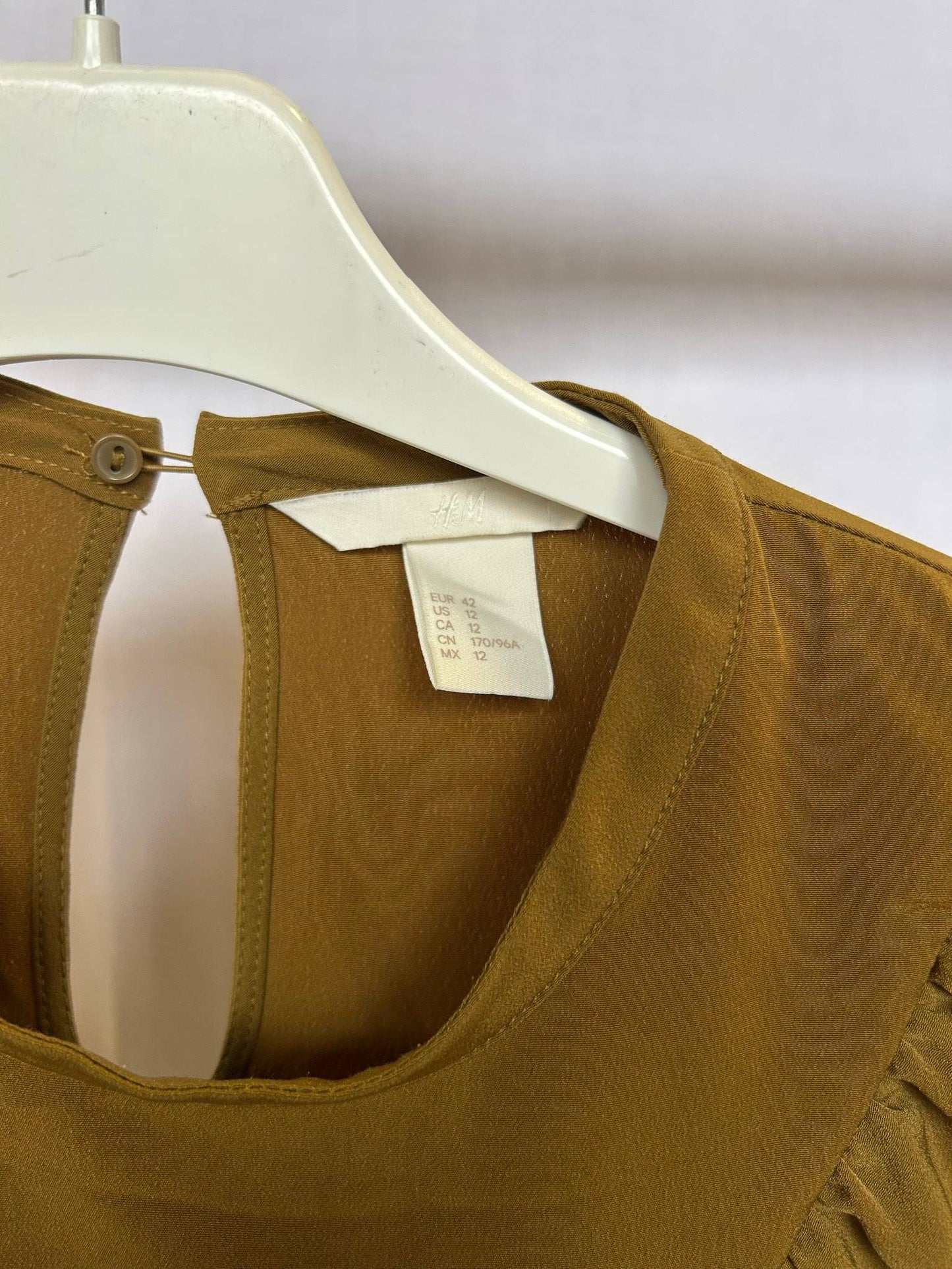 H&M brun blus med volang och långa ärmar