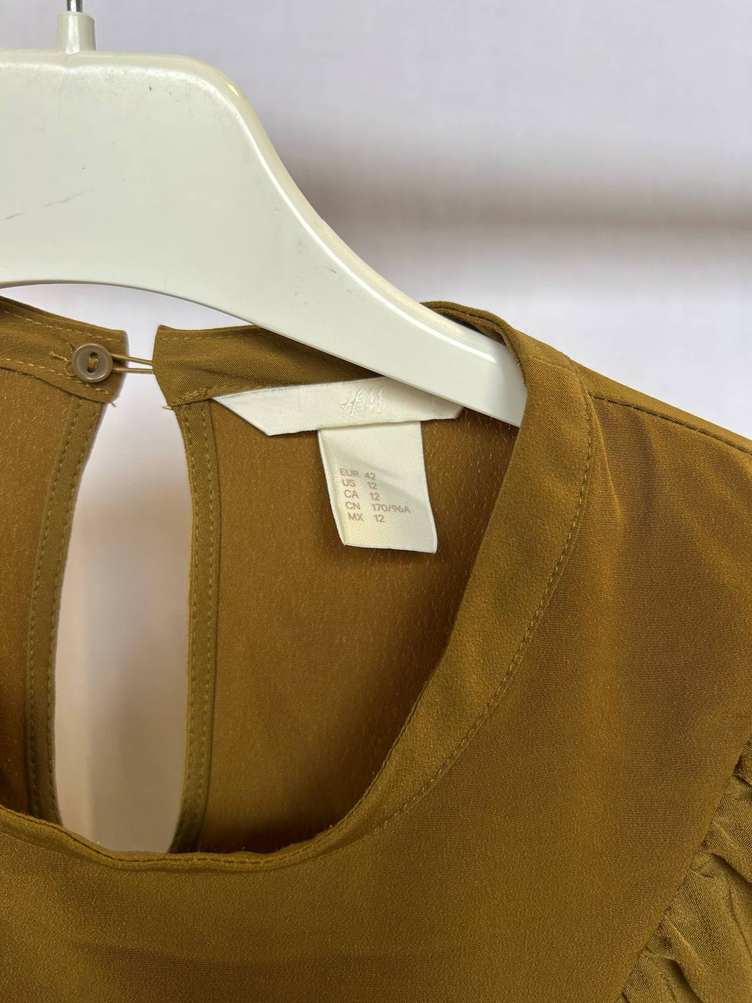H&M brun blus med volang och långa ärmar