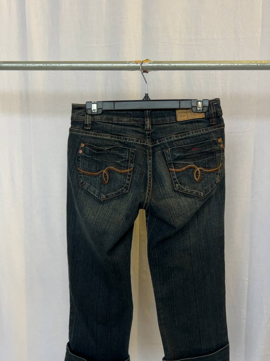 Grase mörkblå denimjeans med broderad fåll