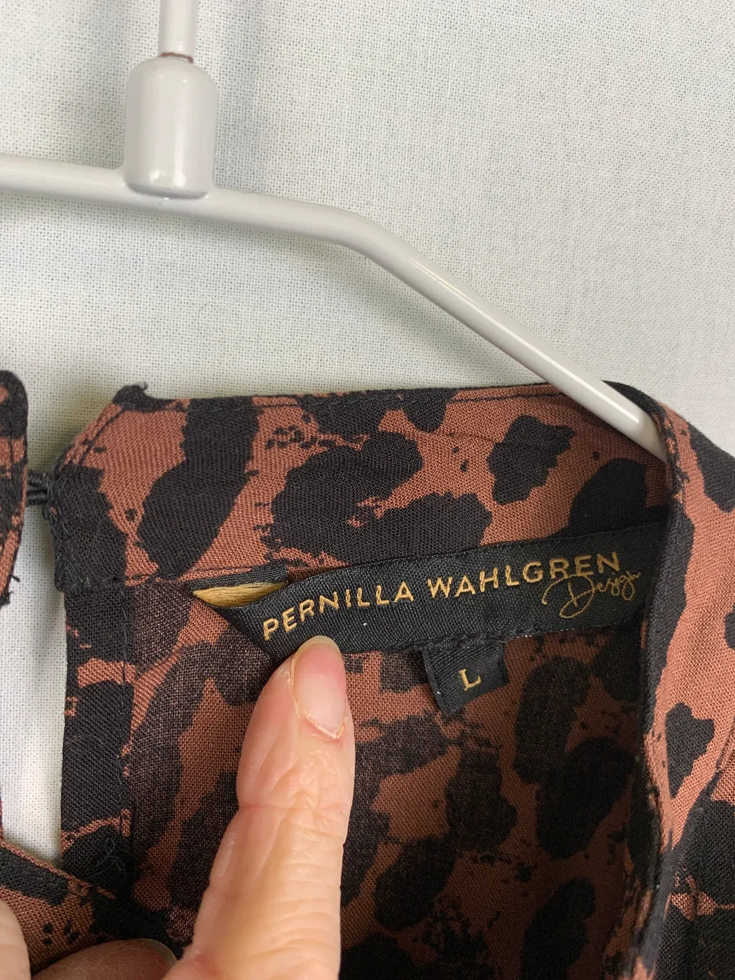 Pernilla Wahlgren djurmönstrad klänning med långa ärmar