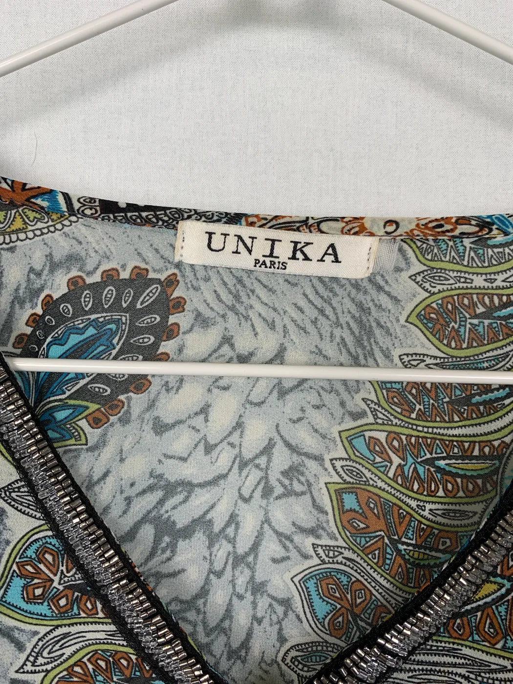 UNIKA mönstrad blus med v-ringning