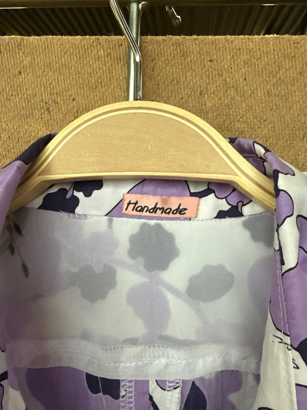 Mönstrad lila blus med blommor