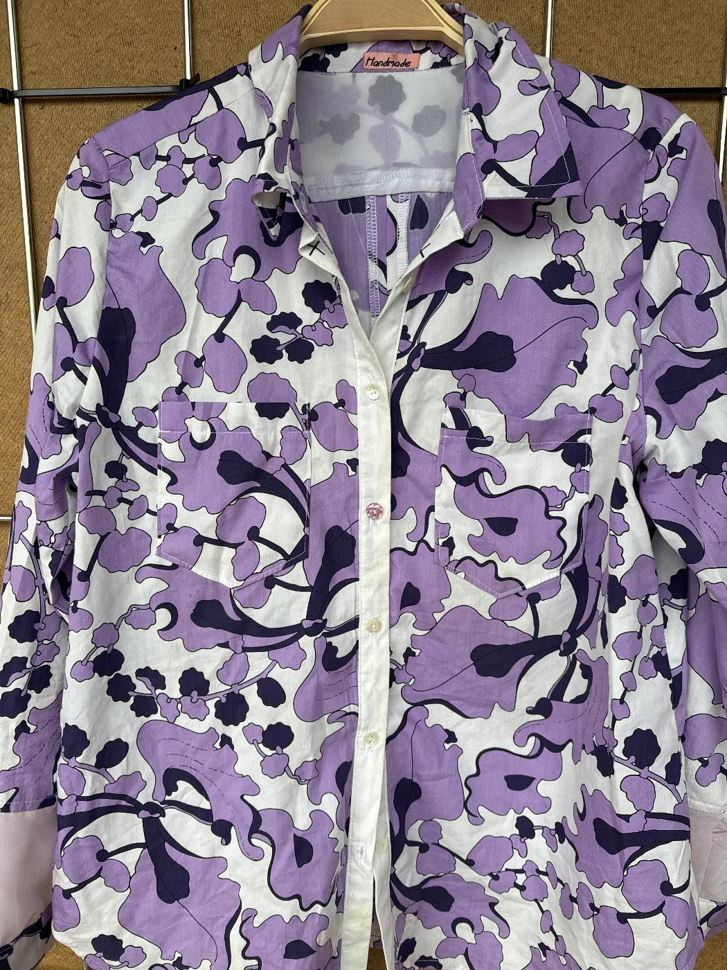 Mönstrad lila blus med blommor