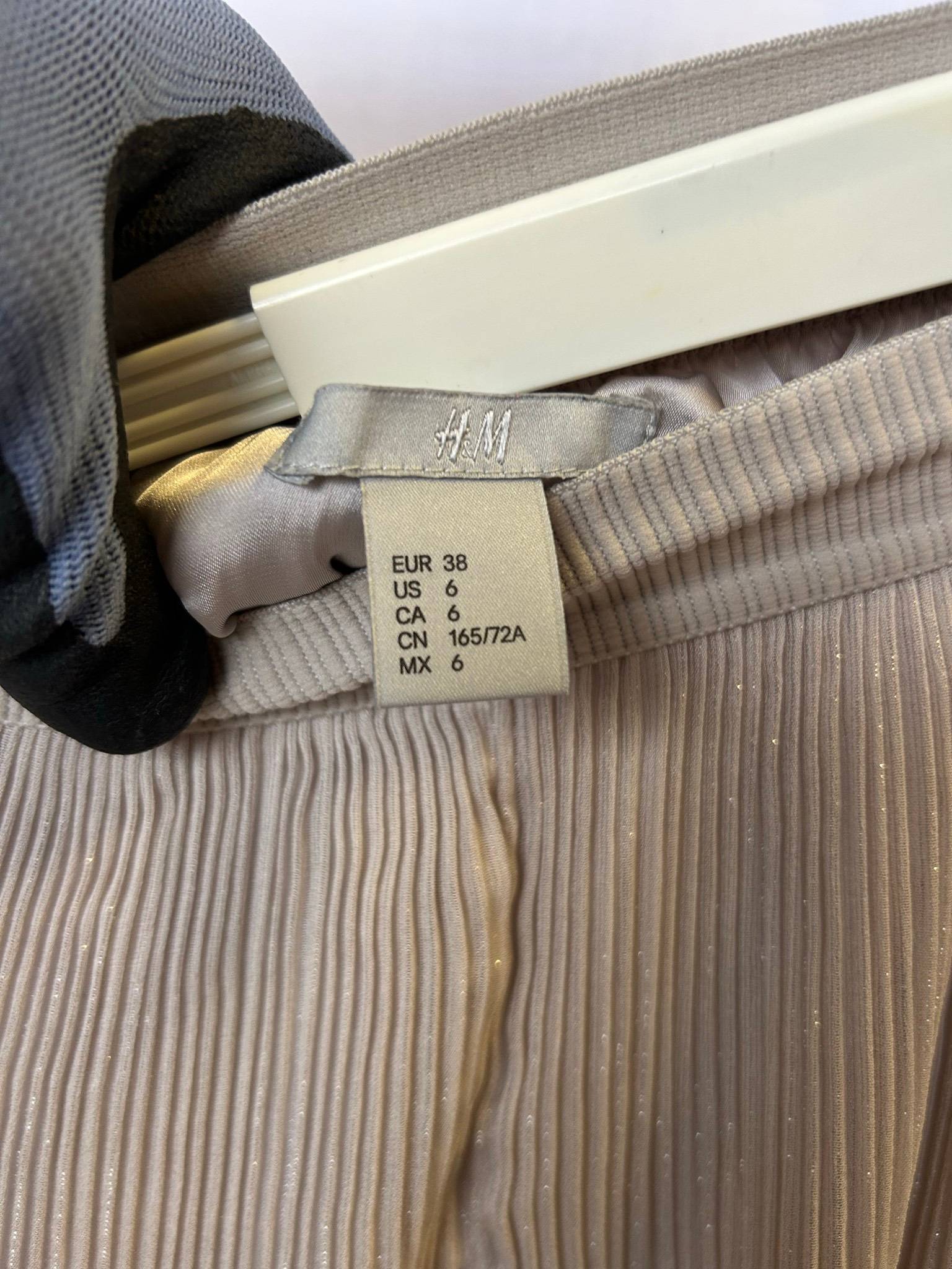 H&M plisserad glittrig midikjol
