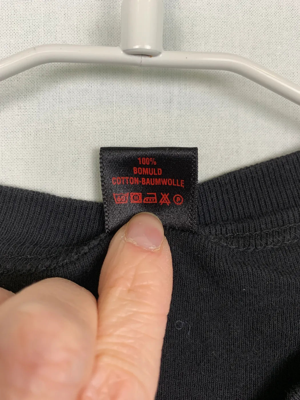 JBS svart v-ringad t-shirt med randiga ärmar