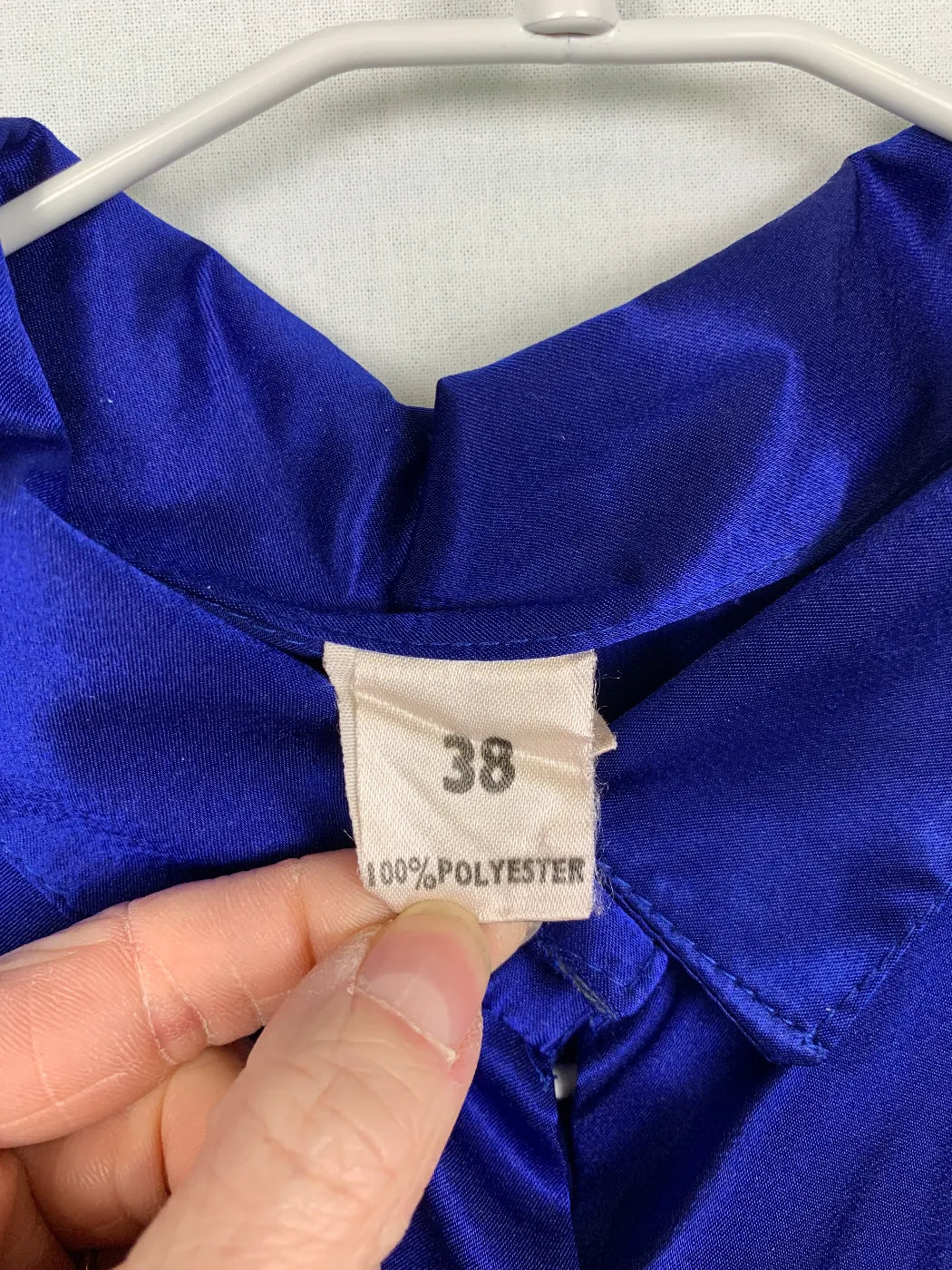 H&M blå satinblus med knappar