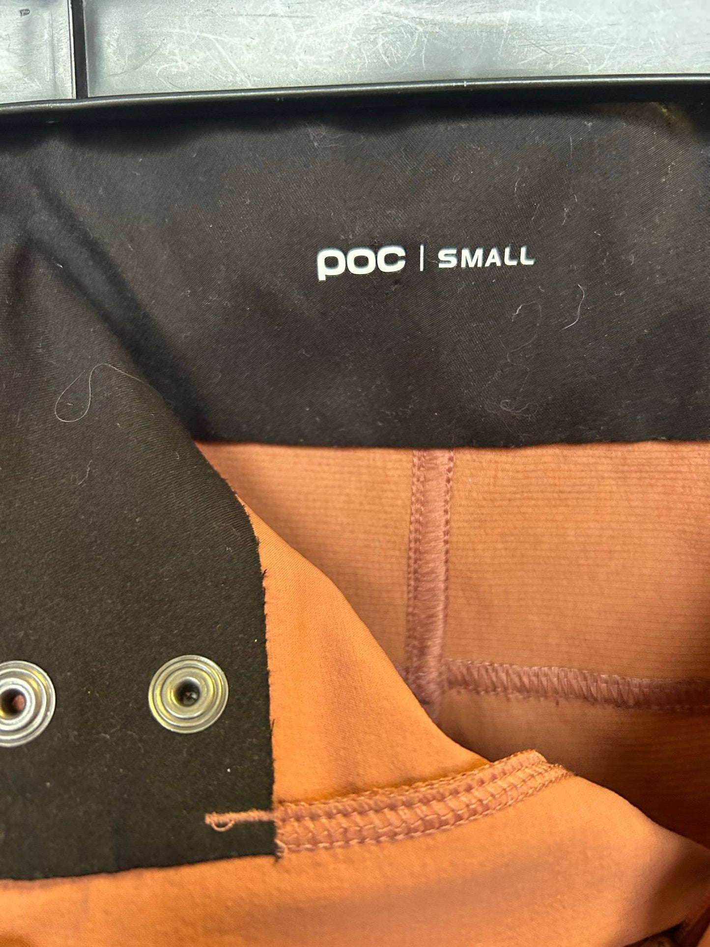 POC tekniska shorts i rostbrunt