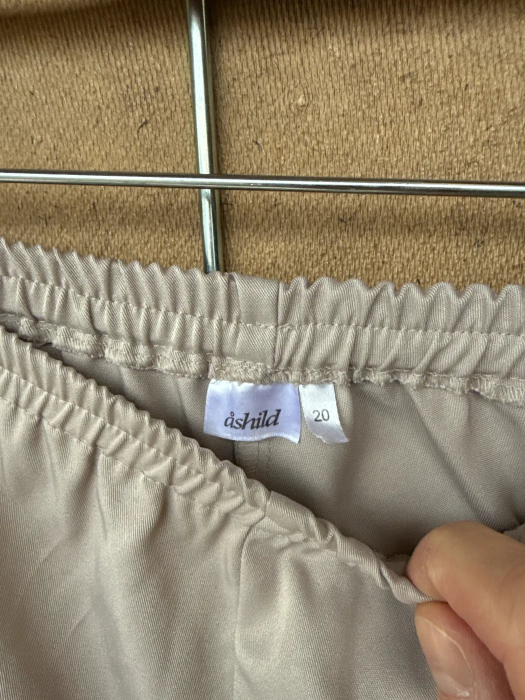 åshild beige byxor med resårmidja