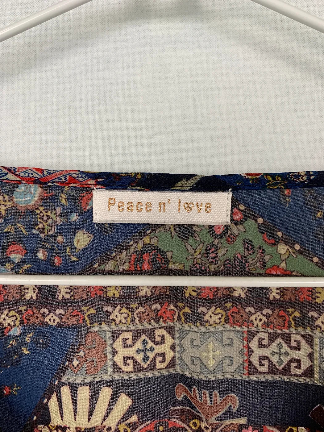 Peace n' love mönstrad blus med pärldekoration