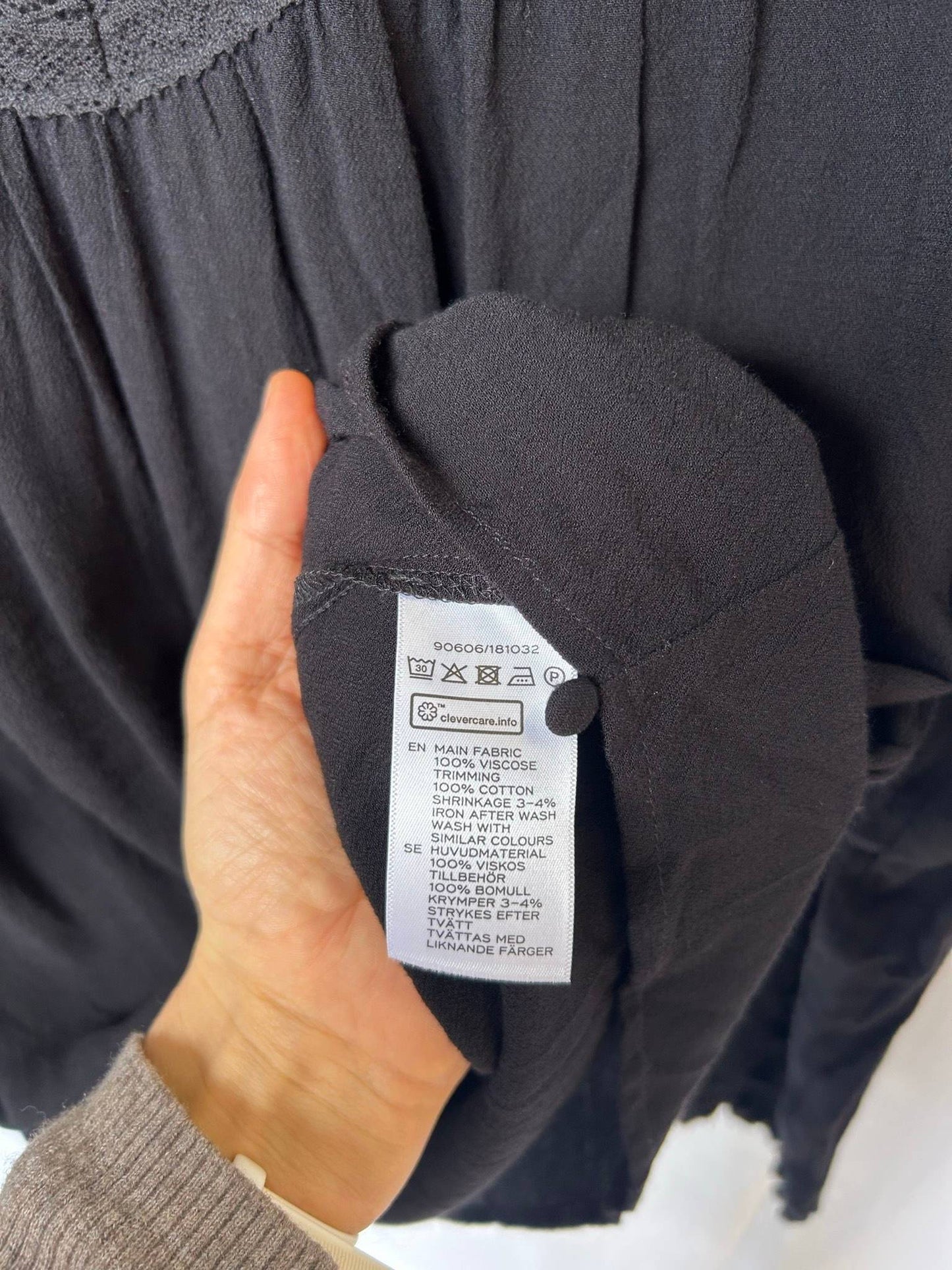 KappAhl svart blus med lång ärm och spetsdetalj