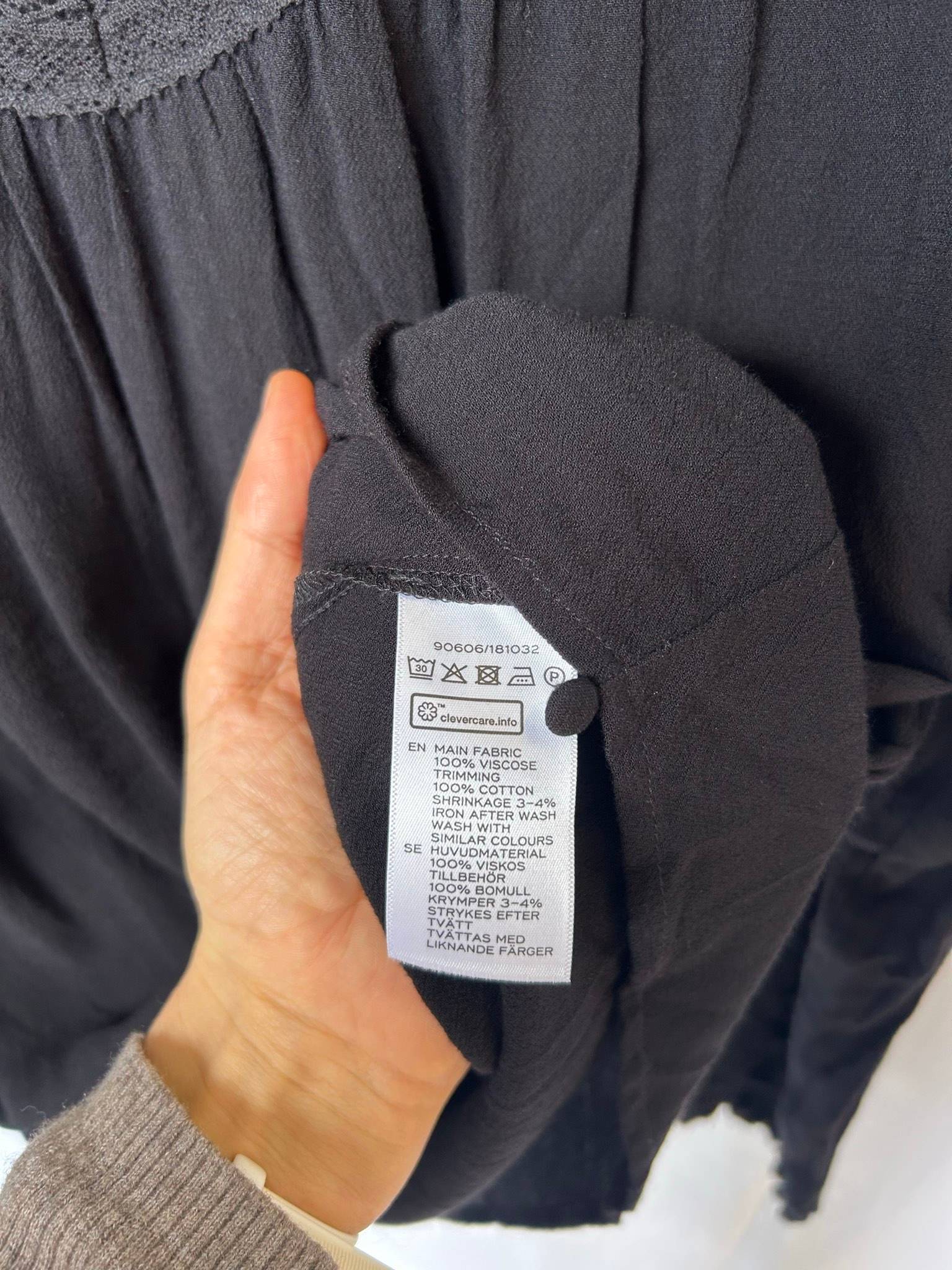 KappAhl svart blus med lång ärm och spetsdetalj