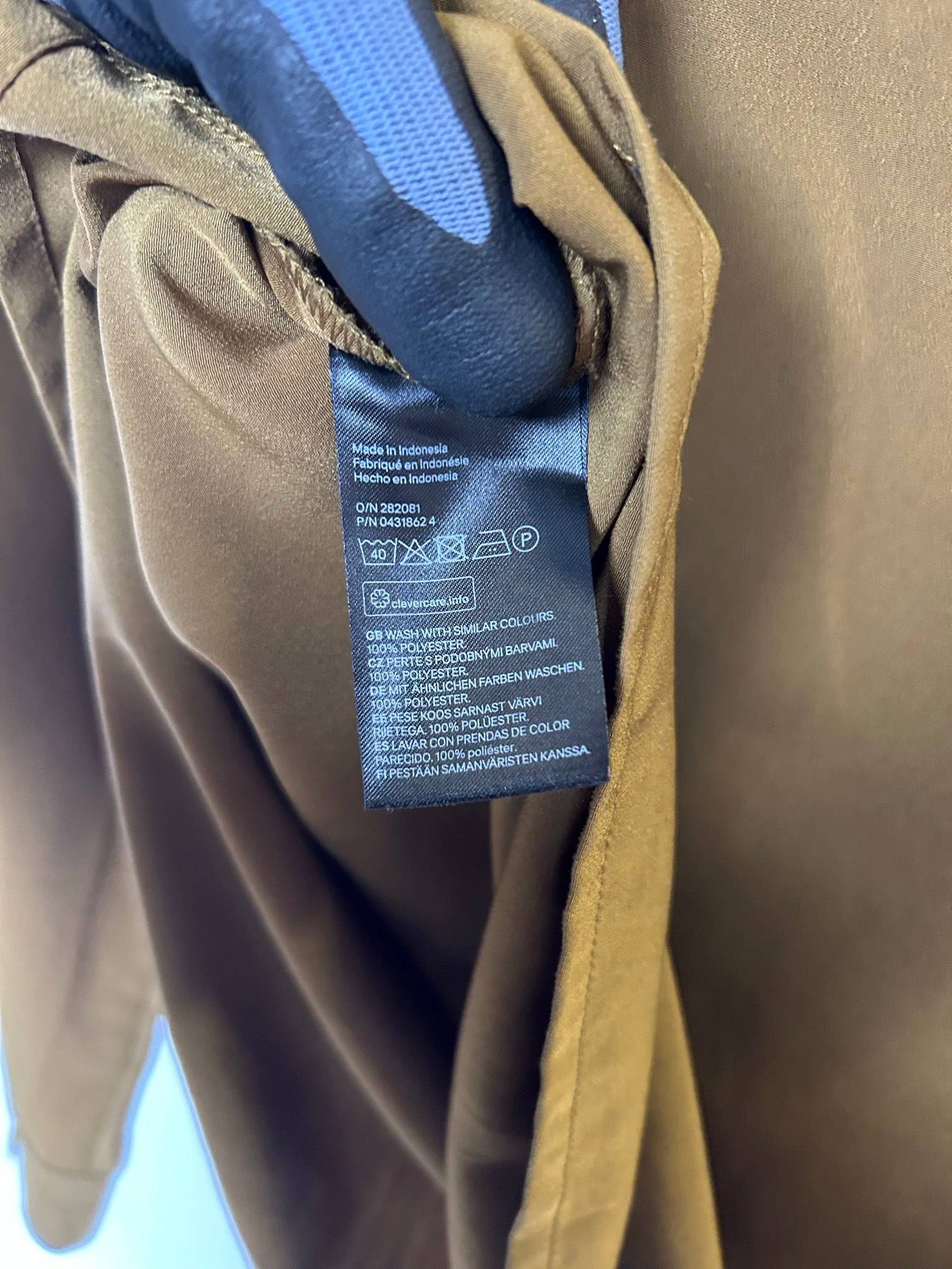 H&M brun blus med volang och långa ärmar