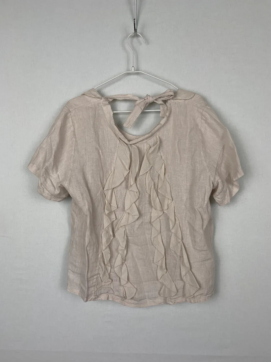 r. beige blus i linneblandning med volang