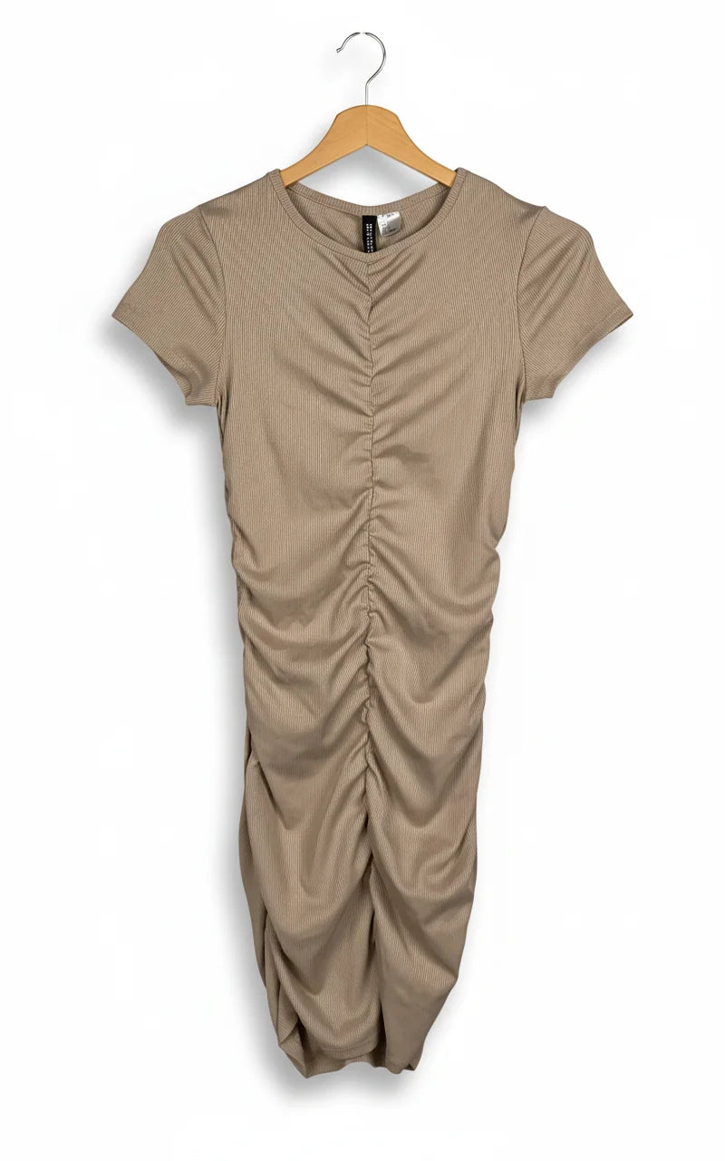Divided rynkad beige ribbad klänning