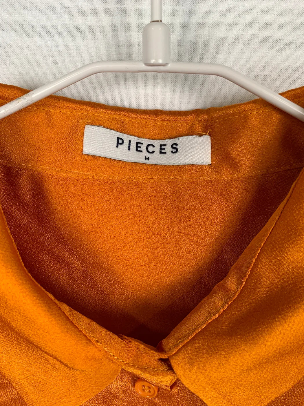 Pieces orange satinblus med lång ärm