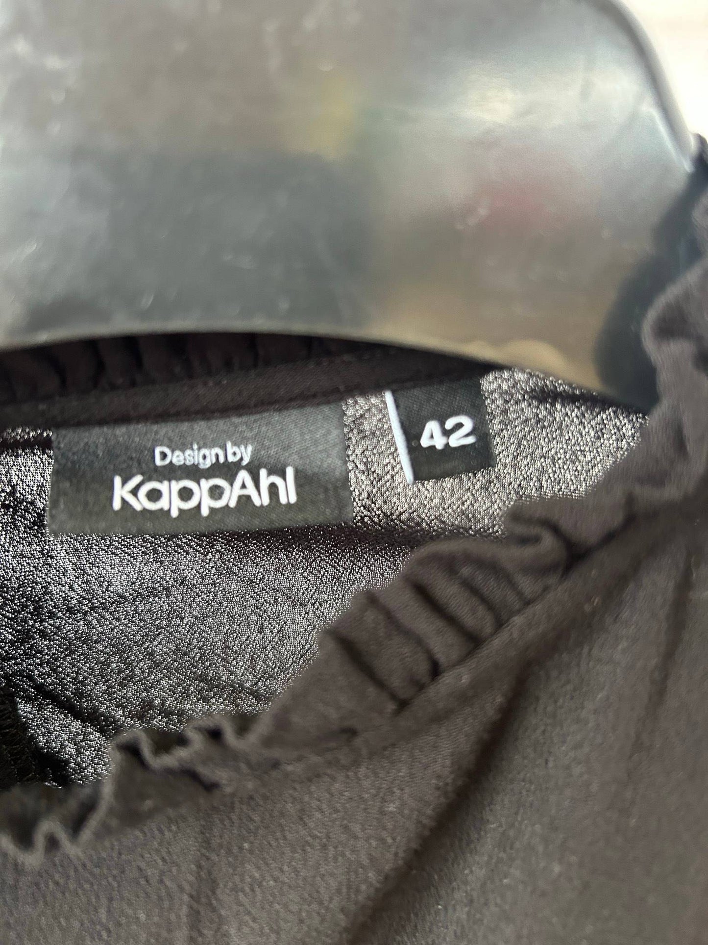 KappAhl svart blus med lång ärm och spetsdetalj