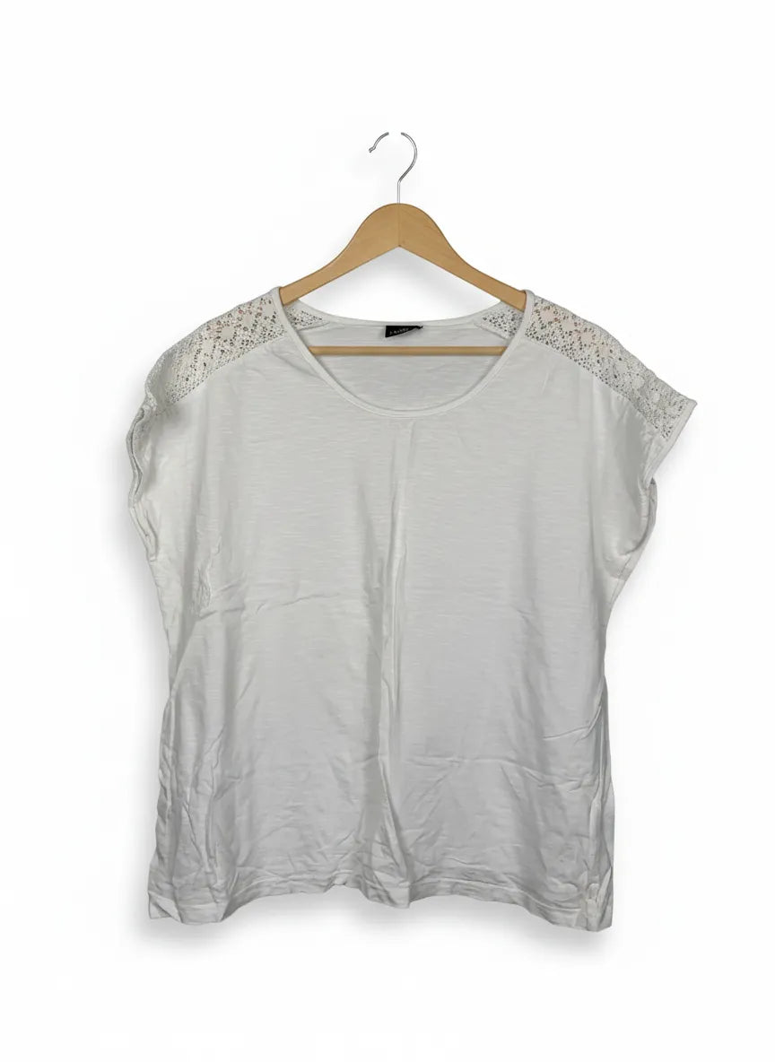 Isolde vit t-shirt med spets på axlarna
