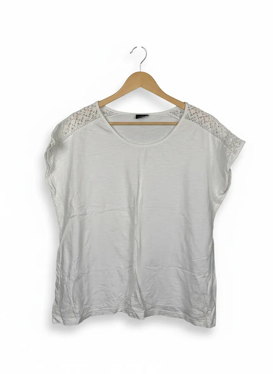 Isolde vit t-shirt med spets på axlarna