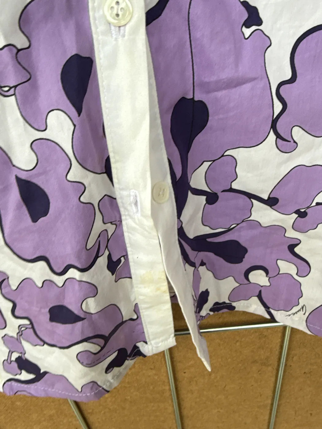 Mönstrad lila blus med blommor