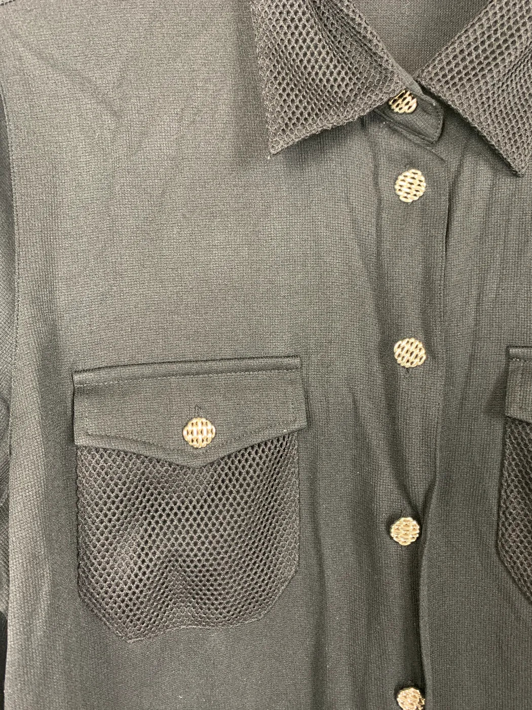 Pleasant svart kortärmad skjorta med mesh-detaljer