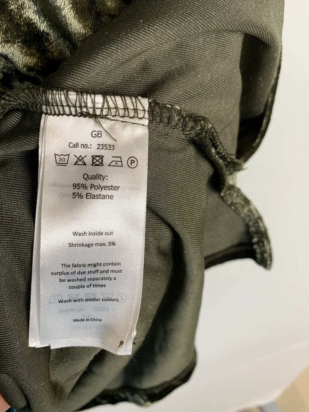 Soyaconcept olivgrön sammetstopp med kort ärm