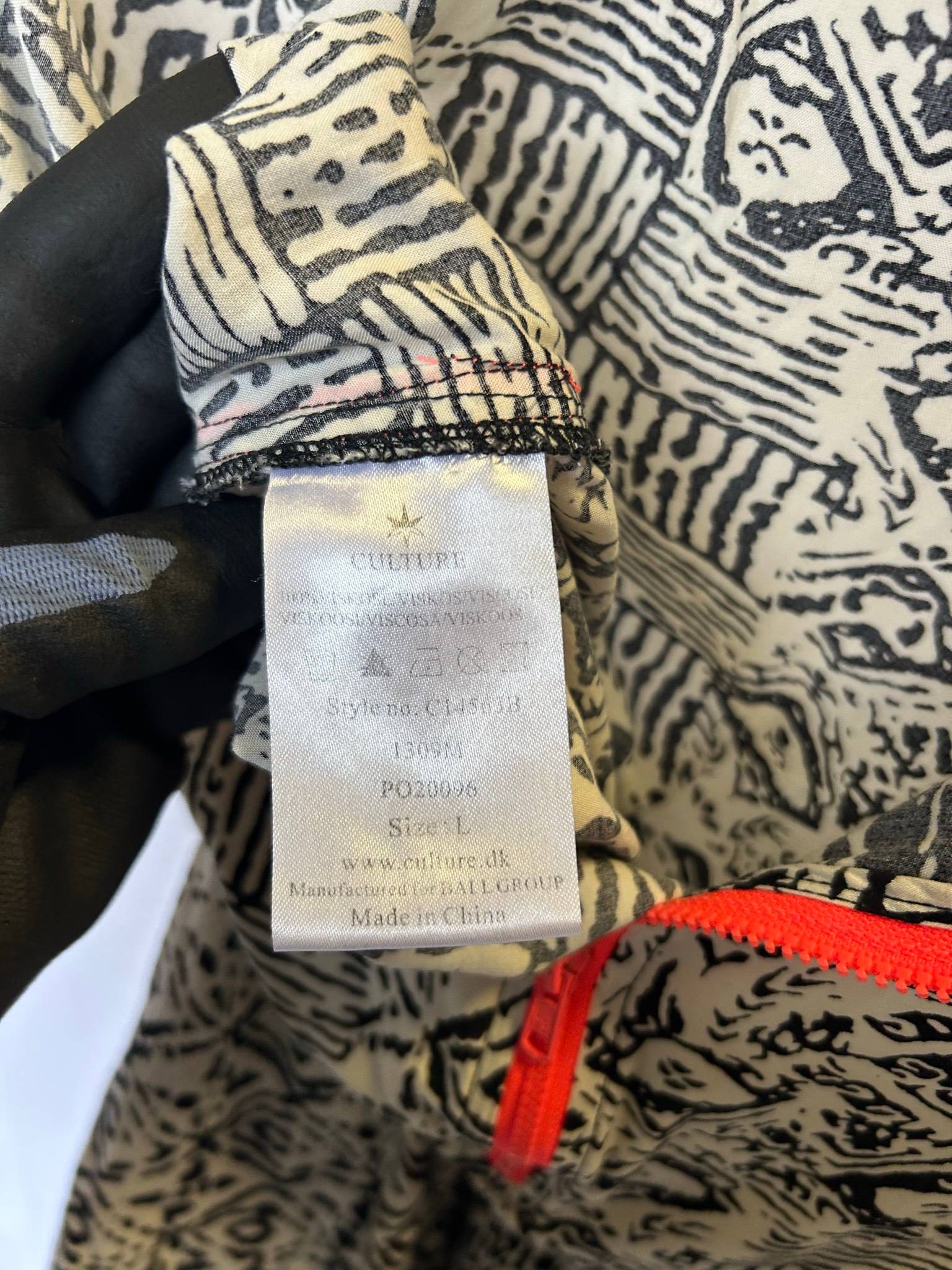 Culture mönstrad playsuit med neonfärgade detaljer