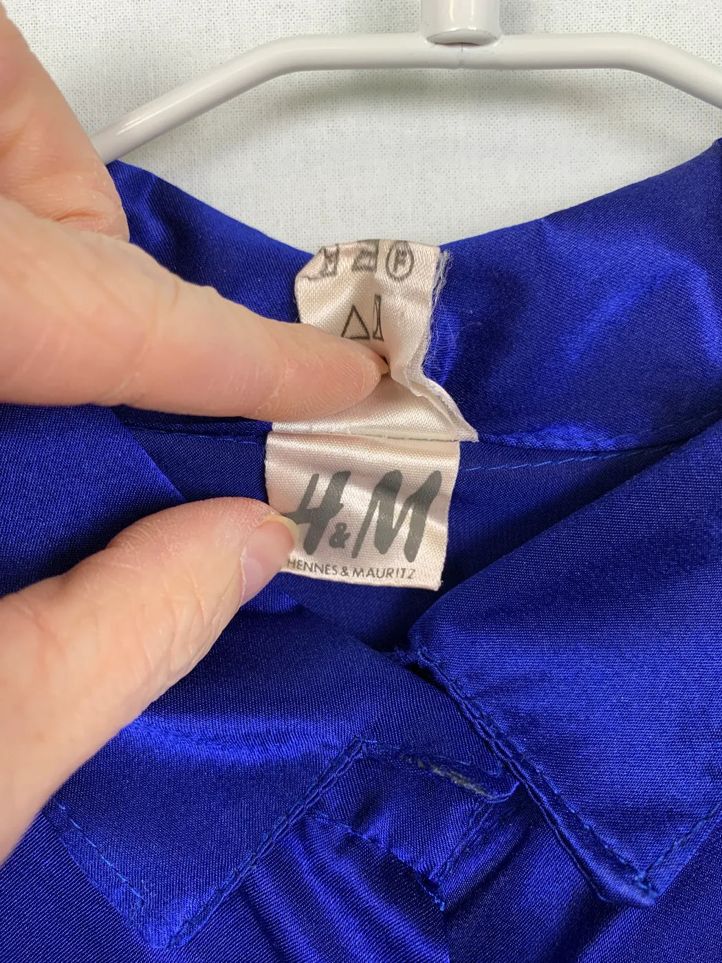 H&M blå satinblus med knappar